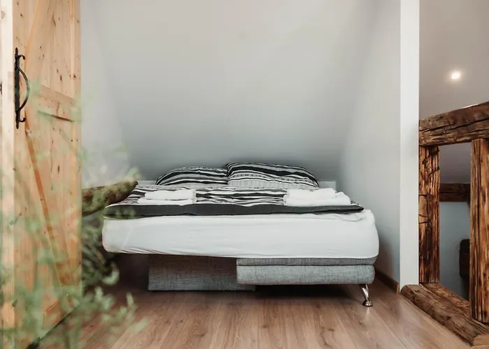 Cakyho Kuria - Mezonetovy S Krbom A Saunami דירה